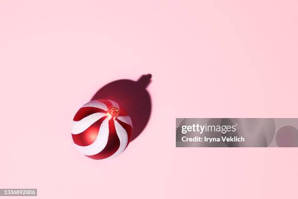 red white christmas ball over pastel pink background. - krimskrams bildbanksfoton och bilder