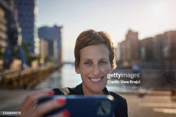 woman taking self portrait - die letzte reise photo call in hamburg stock-fotos und bilder