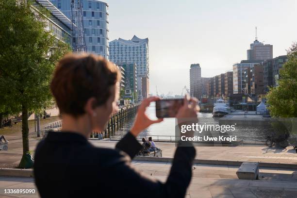 woman taking photo outdoors - die letzte reise photo call in hamburg stock-fotos und bilder