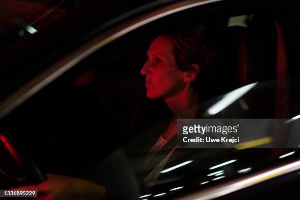 woman in car - car red light stock pictures, royalty-free photos & images
