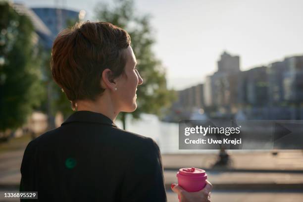 business woman outdoors - business frau profil kurze haare stock-fotos und bilder