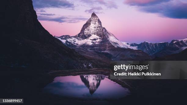 purple sunrise at swiss alps, matterhorn, switzerland - matterhorn stock-fotos und bilder