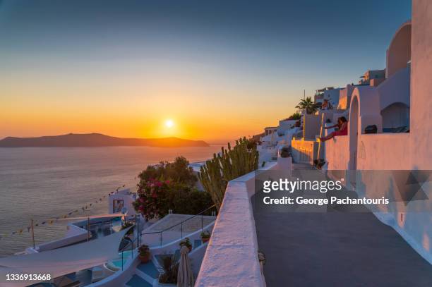white alley during sunset in santorini, greece - oia santorini stockfoto's en -beelden