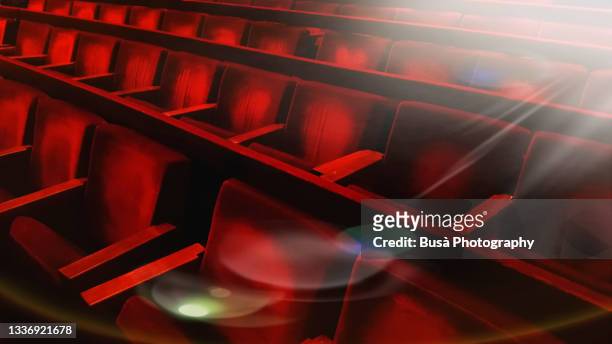red velvet seats inside theater - estreno fotografías e imágenes de stock