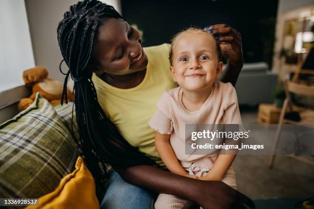 аdopted fille avec sa mère - adoption photos et images de collection