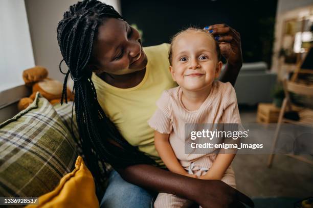 аdopted filha com sua mãe - hair love - fotografias e filmes do acervo