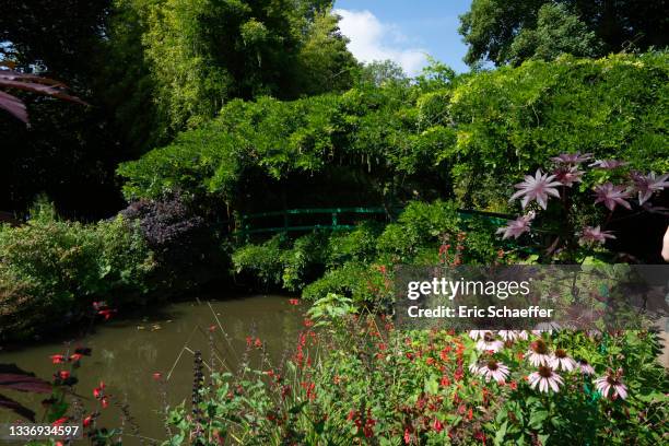 the garden of the claude monet house - giverny stock-fotos und bilder