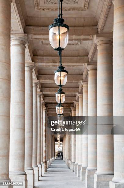 colonnade in palais royal, paris (near colonnes de buren, conseil d 'etat and conseil constitutionnel) - kolonnade stock-fotos und bilder