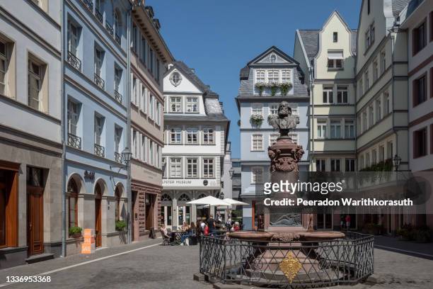 small plaza at new old town, in frankfurt, germany. - frankfurter römer stock-fotos und bilder
