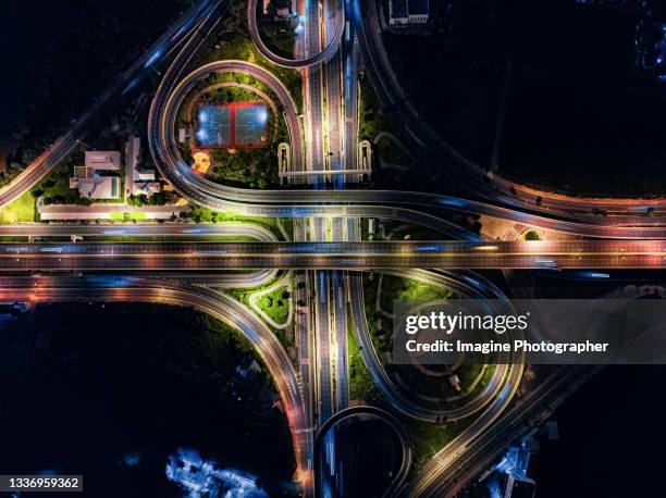 aerial top view, expressway, super highway, motorway or circles for transportation road portation at night or futuristic concepts. - infinite loop (street) fotografías e imágenes de stock