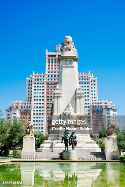 plaza de espana and cervantes monument in front of spain building in madrid - esmeralda cervantes fotografías e imágenes de stock