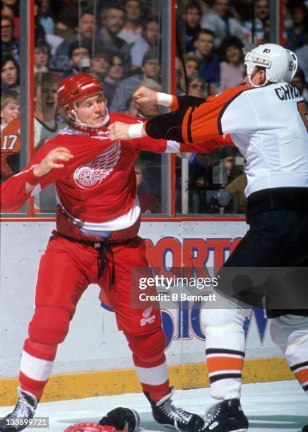 Bob Probert of the Detroit Red Wings fights with Jeff Chychrun of the Philadelphia Flyers circa 1990 at the Spectrum in Philadelphia, Pennsylvania.