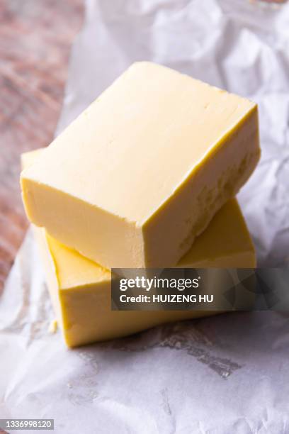 fresh butter sliced - margarina fotografías e imágenes de stock