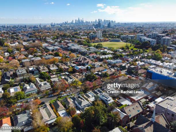 aerial view of houses in armadale, looking towards the melbourne city skyline - melbourne property imagens e fotografias de stock