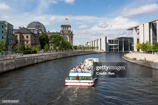 reichstag building (deutscher bundestag) with tourboat - (berlin, germany) - spree river stockfoto's en -beelden