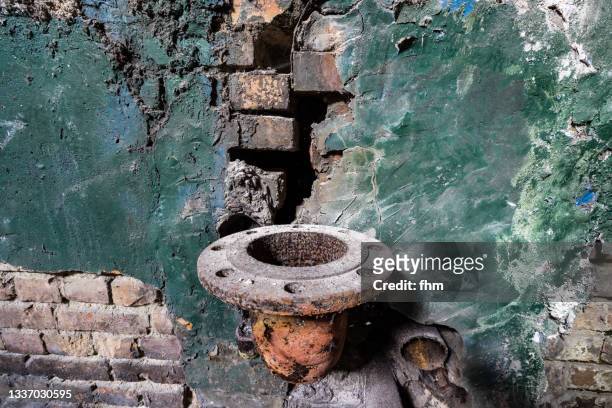 pipe in an abandoned building - broken pipe stockfoto's en -beelden