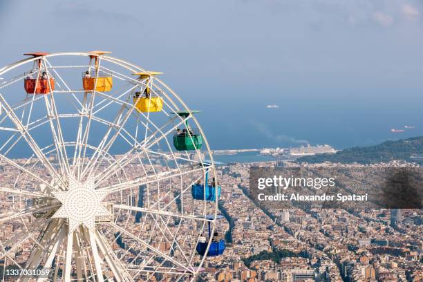 ferris wheel agains barcelona skyline, catalonia, spain - tibidabo fotografías e imágenes de stock