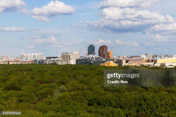 potsdamer platz berlin - skyline - kleinere sehenswürdigkeit stock-fotos und bilder