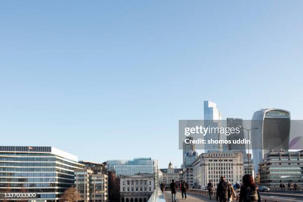 city employees against london skyline - london bridge - fotografias e filmes do acervo