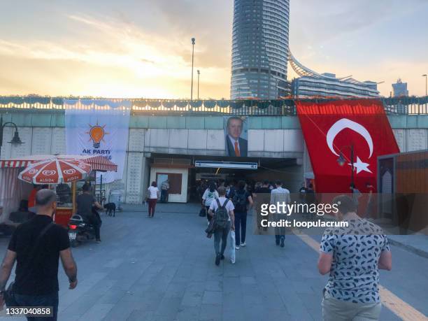plakat von präsident erdogan mit akp-logo und türkischer flagge an der brückenwand - türkei referendum stock-fotos und bilder