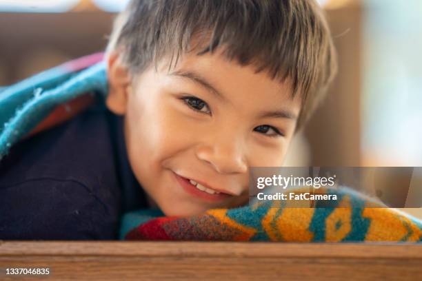 nahaufnahme eines indigenen vierjährigen jungen, der glücklich und lächelnd ist - canadian culture stock-fotos und bilder