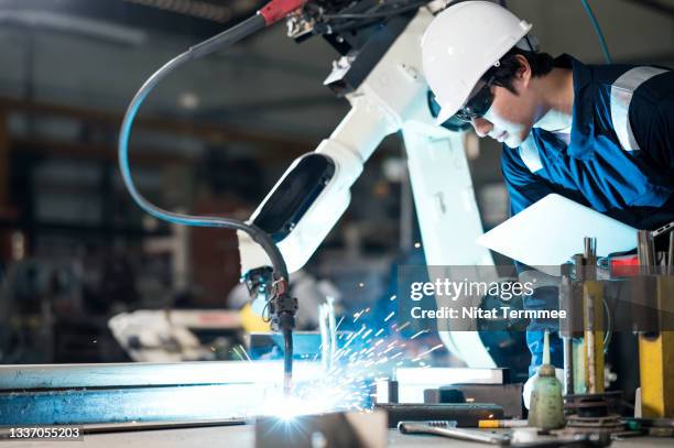 welding efficiency analysis in the production process. male mechanical engineers working on a laptop for checking the accuracy testing, data analysis, and modeling techniques of welding processes based on welding quality evaluation. - data processing stockfoto's en -beelden