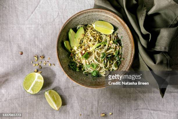 spaghetti with avocado and green sauce - pesto imagens e fotografias de stock