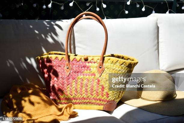 straw hat and bag, summer concept - beach bag stockfoto's en -beelden