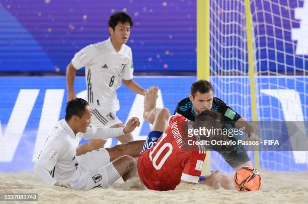 Stanislav Kosharnyi of Football Union of Russia gathers the ball under pressure from Shusei Yamauchi of Japan during the FIFA Beach Soccer World Cup...