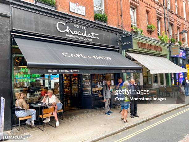 hotel chocolat in der monmouth street in seven dials, london - window awnings stock-fotos und bilder