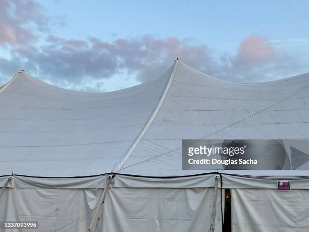 big top tent - néogothique photos et images de collection