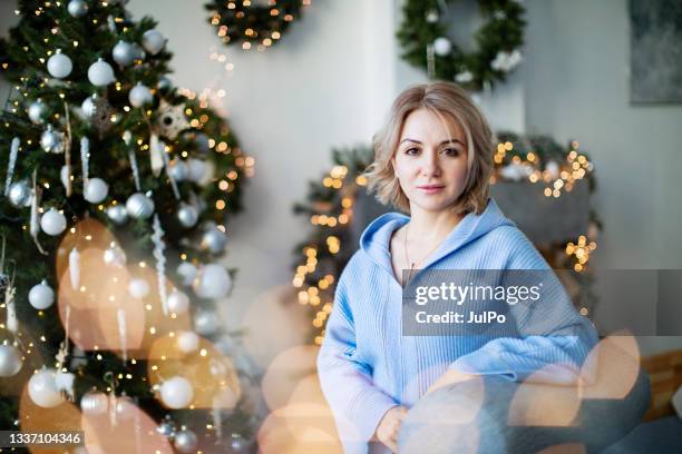 retrato de mujer adulta joven en la decoración navideña - beautiful armenian women fotografías e imágenes de stock