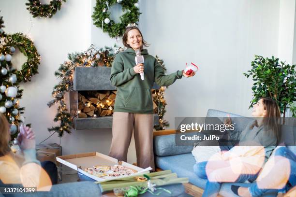 friends singing at christmas party - merry christmas in armenian 個照片及圖片檔