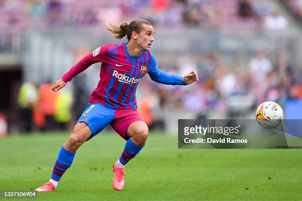 Antoine Griezmann of FC Barcelona controls the ball during the La Liga Santader match between FC Barcelona and Getafe CF at Camp Nou on August 29,...