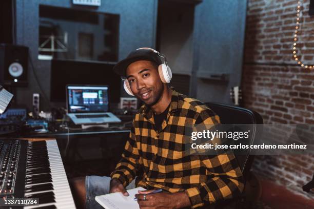 portrait of audio engineer working in music recording studio, singer rapper songwriter - radio dj photos et images de collection