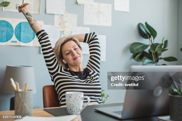 young book author - editor imagens e fotografias de stock