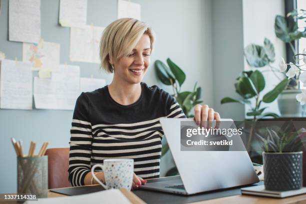 jeune auteur de livres - closed stock photos et images de collection