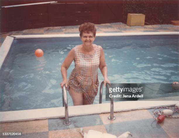 fun senior: vintage photograph of grandmother in pool - frau retro humor stock-fotos und bilder