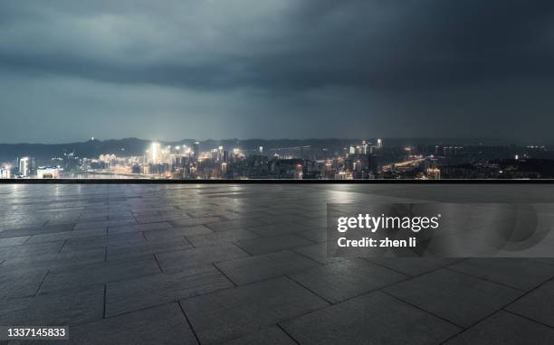 empty ground against urban skyline at night - observation point fotografías e imágenes de stock