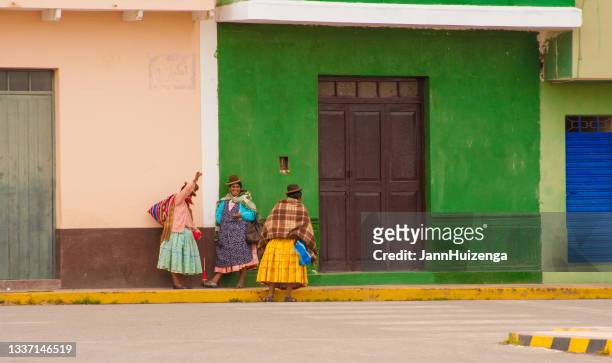 peru: quechua women chatting at colorful wall - pepsi centre stock pictures, royalty-free photos & images