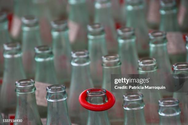 bottle ring toss game - ring toss imagens e fotografias de stock