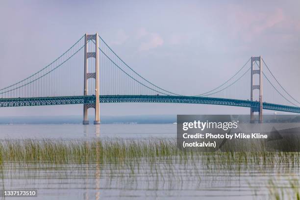 mackinac bridge with canoe - mackinac bridge fotografías e imágenes de stock