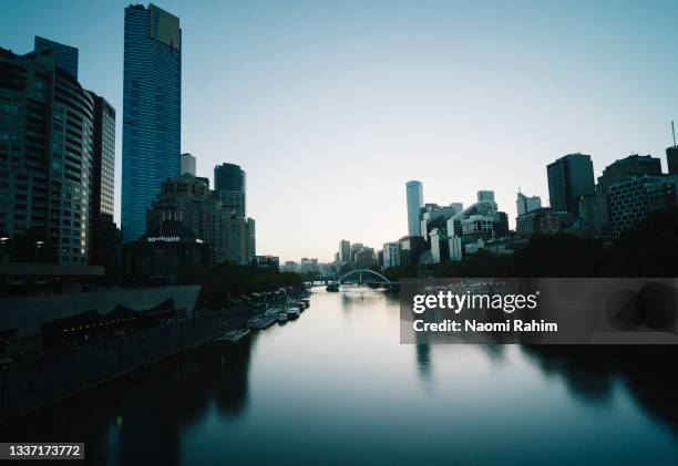 yarra river flows between southbank and melbourne cbd at dusk - melbourne city at night ストックフォトと画像