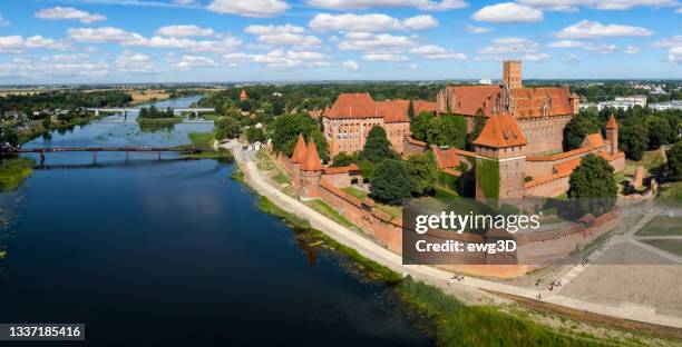 medieval malbork castle on the nogat river, poland - marienburg stock pictures, royalty-free photos & images