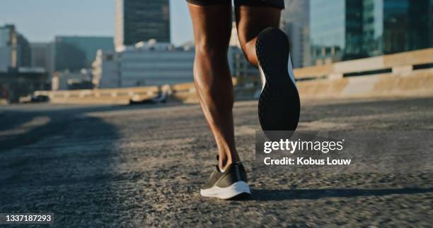 nahaufnahme eines nicht wiederzuerkennbaren mannes, der im freien läuft - black men feet stock-fotos und bilder