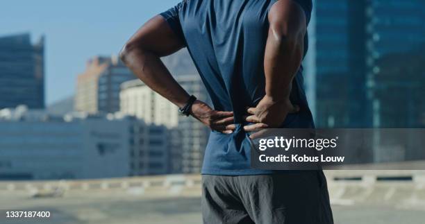 plan rapproché d’un homme méconnaissable en recul alors qu’il faisait de l’exercice à l’extérieur - back injury photos et images de collection