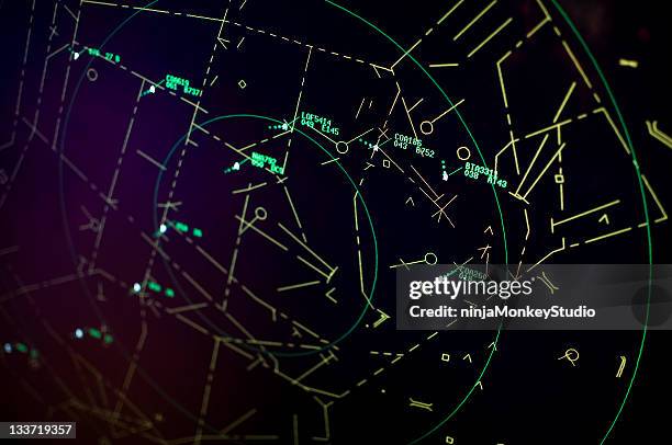 radar de control de tráfico aéreo - torre de control de circulación aérea fotografías e imágenes de stock