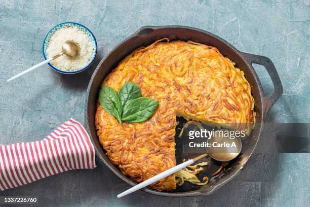 spaghetti frittata - frittata stock-fotos und bilder