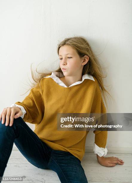 teenage girl 14-15 years oldin studio - 14 15 years imagens e fotografias de stock