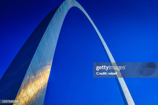 the gateway arch - st louis mo - gateway arch st louis stock pictures, royalty-free photos & images